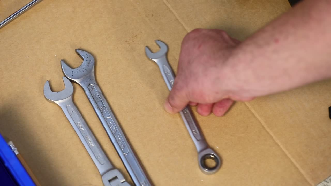 주인은 열 ⁇ 를  ⁇ 니다.