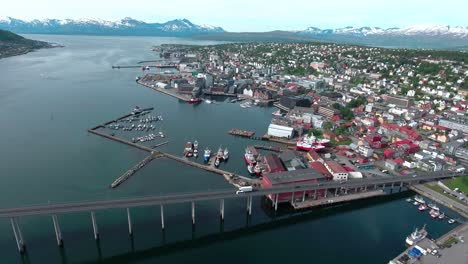 puente de la ciudad de tromsø, noruega imágenes aéreas