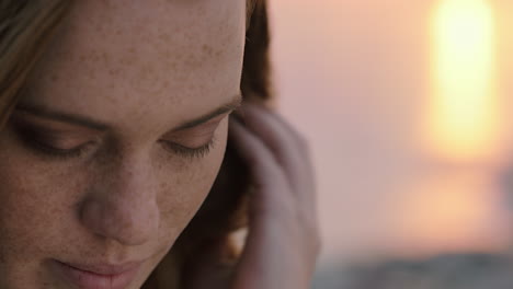 retrato de una hermosa mujer joven disfrutando de la tranquilidad de la playa al atardecer explorando la espiritualidad contemplando el futuro