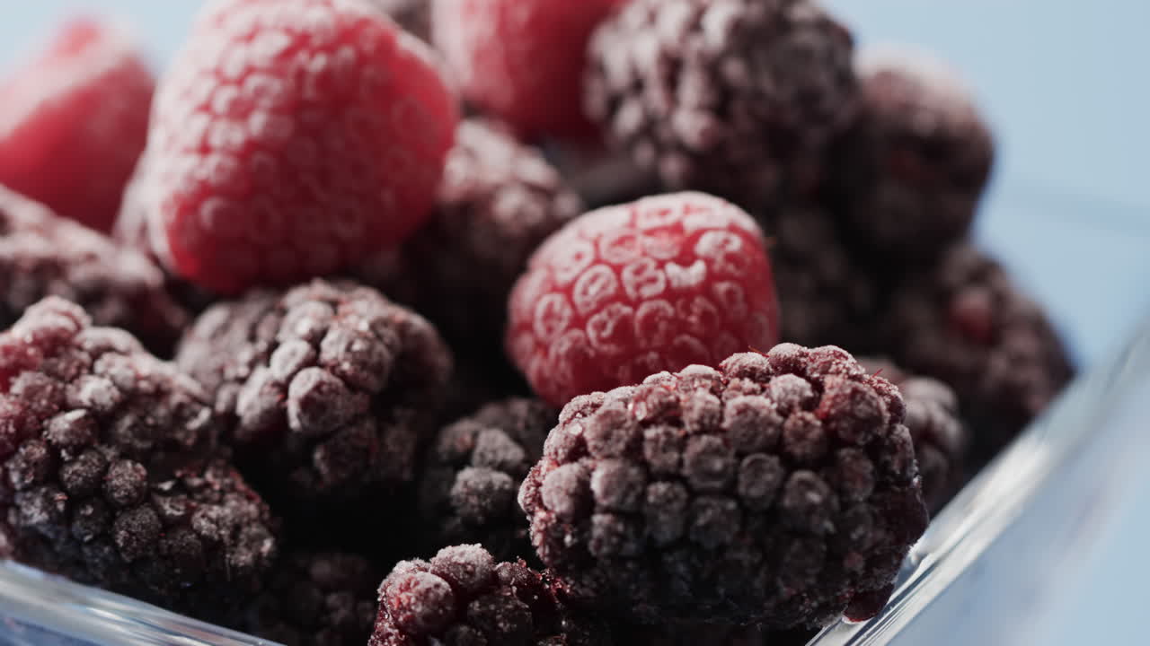 파란색 배경에 복사 공간을 가진 라즈베리 그 ⁇ 의 클로즈업의 마이크로 비디오