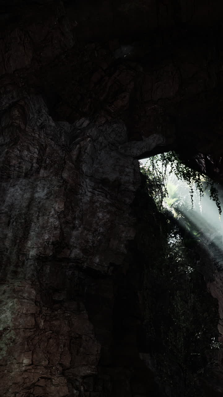 la luz del sol brillando a través de una cueva
