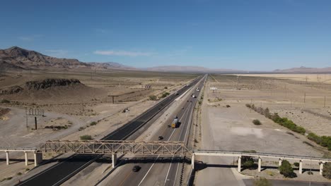 vista aérea de la carretera en el desierto, autos camiones semis conduciendo, interestatal 15 primm nevada, montañas y cielos azules