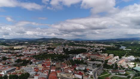 Volar-Sobre-La-Ciudad-De-Barcelos-En-Portugal