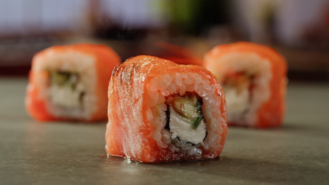 un primer plano de un delicioso rollo de sushi de salmón.