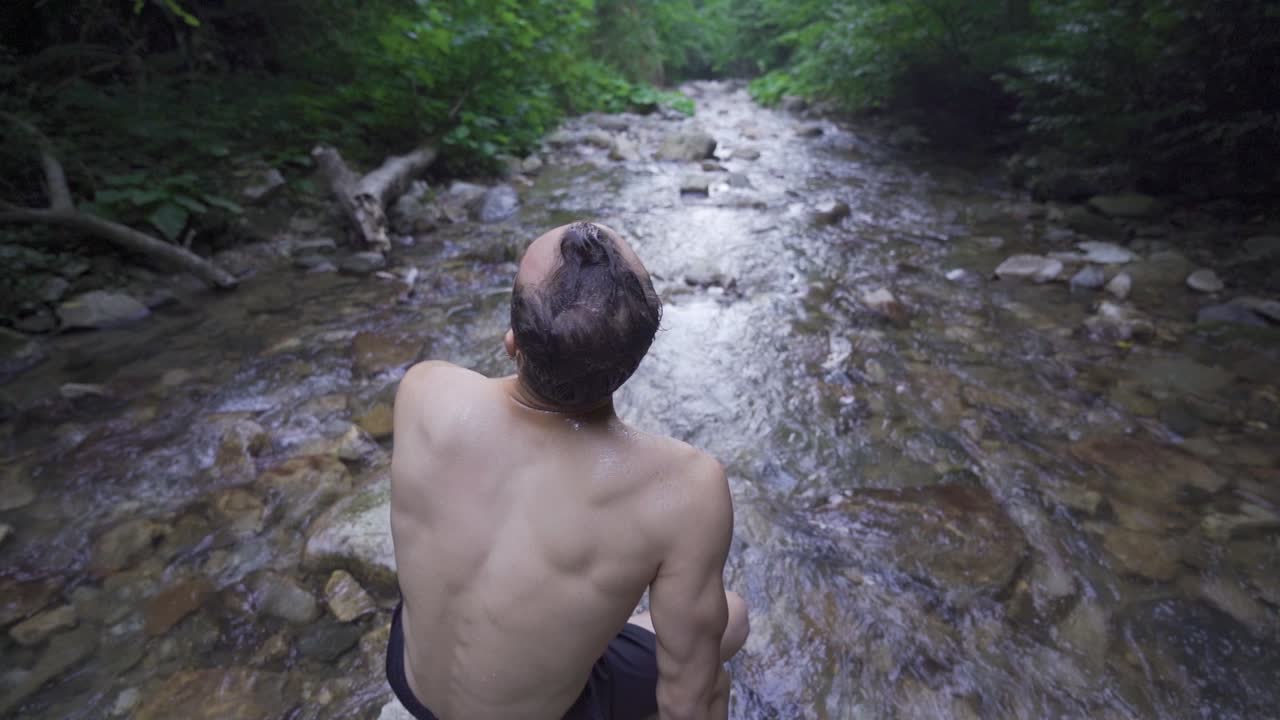 자연을 존경하는 사람. 그것은 하천에 앉아 있습니다.