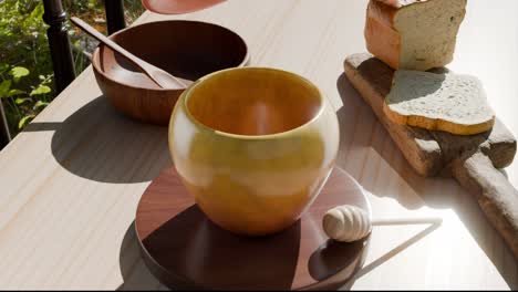 miel vertiendo en una olla de miel de madera en una mesa rústica con pan