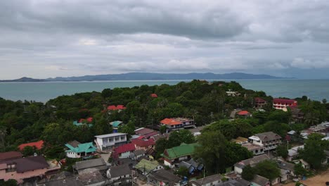 panaroma widok na małą wioskę na wyspie w pobliżu koh pangan, haad rin, tajlandia