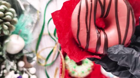 rosquilla con helado y salpicaduras de primer plano, dulces de navidad