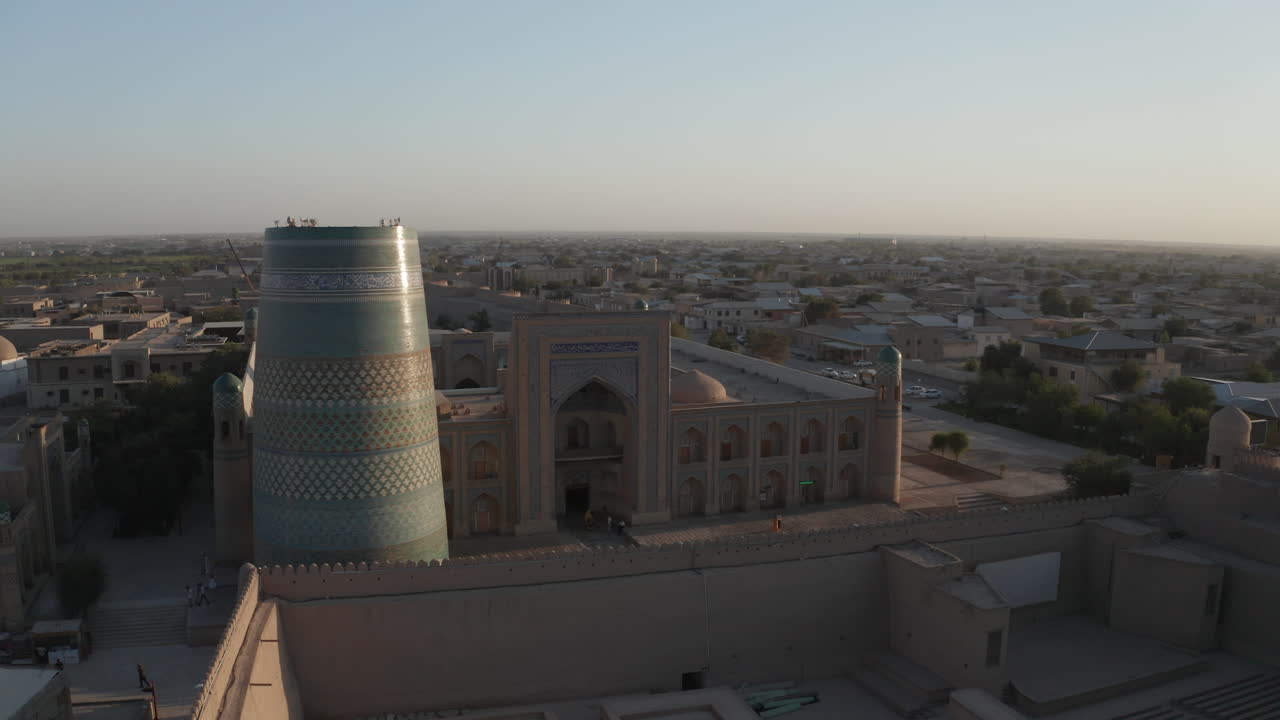 punto aéreo no tripulado de la madrasa itchan kala y alla kouli khan en la antigua ciudad amurallada de khiva en uzbekistán