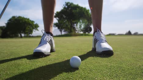 Jugador-De-Golf-Golpeando-La-Pelota-Con-Su-Palo.