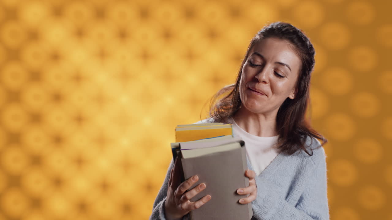 eufórico entusiasta de la lectura apreciando los libros, sintiéndose animado y muy feliz