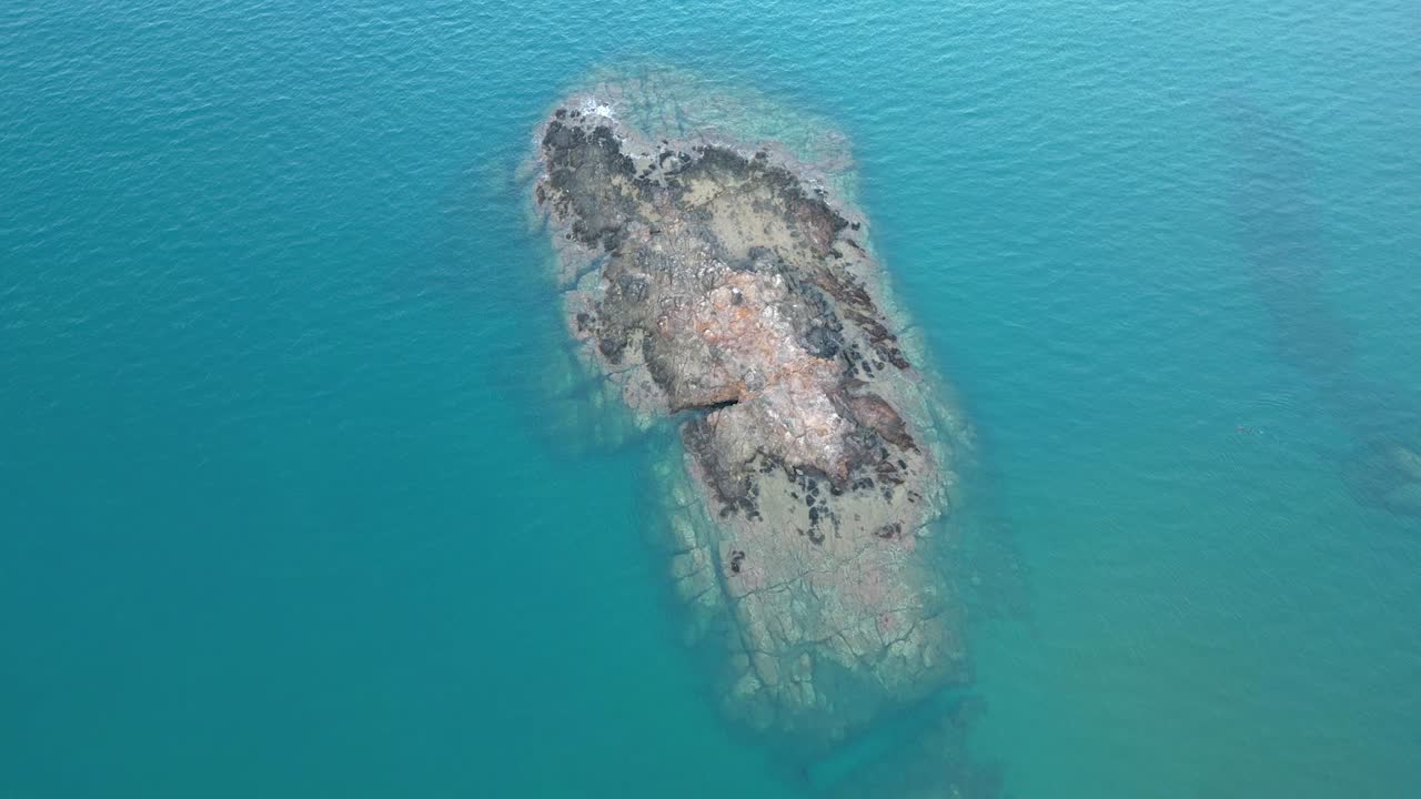 무궁무진한 물 속에 있는 건조한 섬의 숨 막히는 고독을 포착하고 있습니다.