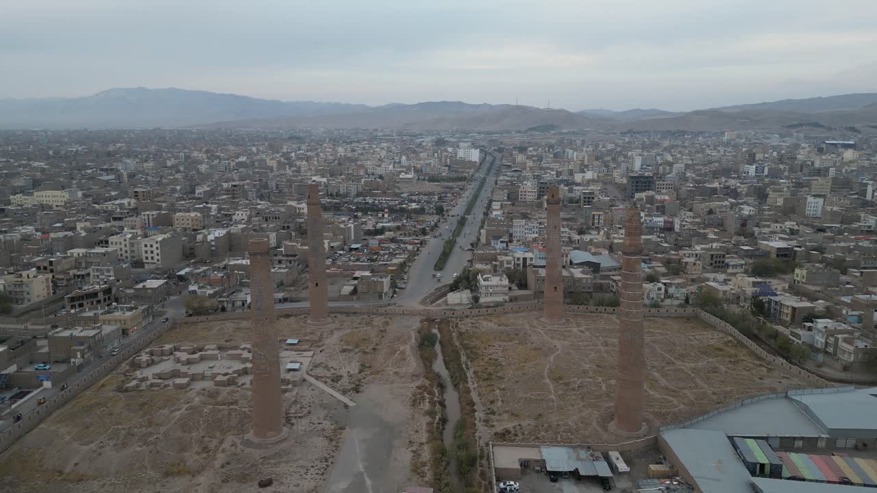 Fabbrica di mattoni all'aperto, panificio in Afghanistan, sviluppo rurale, Herat, drone aereo