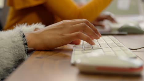 Business-colleagues-working-on-computer-in-office-4k