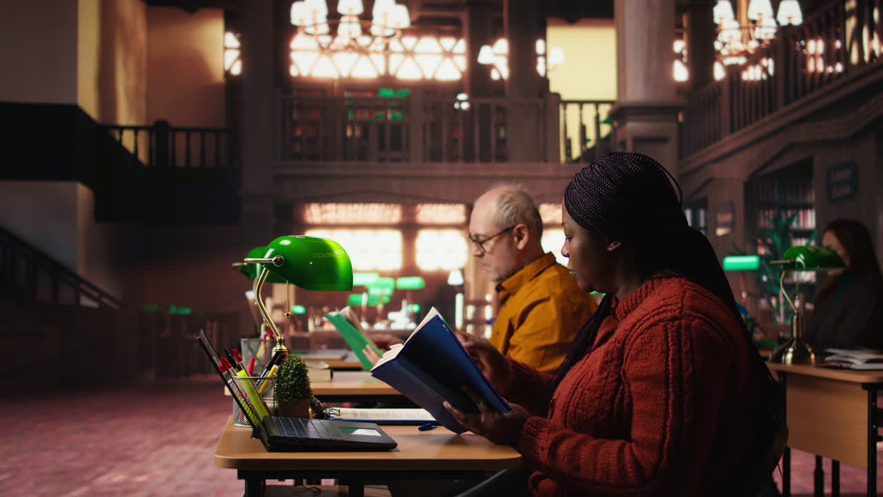 도서관 에서 공부 하는 학생 들