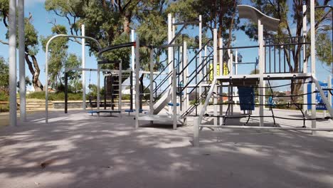 vista panorámica de ángulo bajo del parque infantil vacío, perth australia
