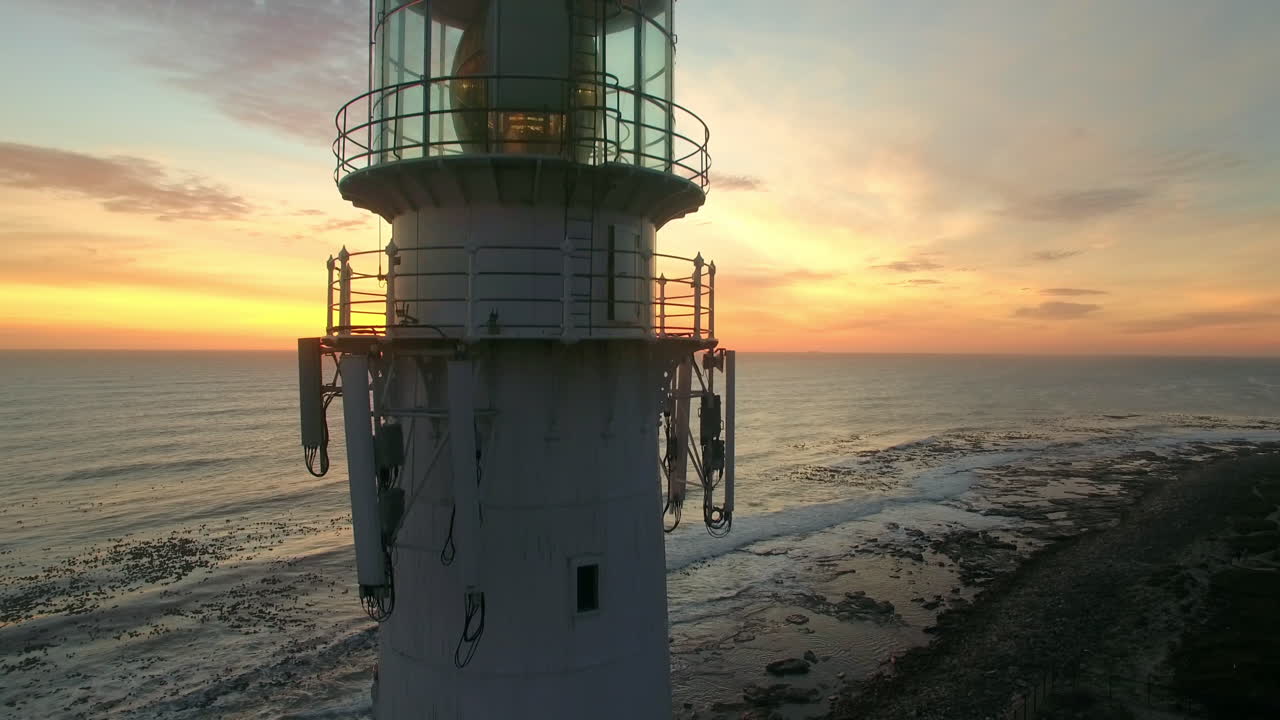 어 ⁇ 을 밝히고