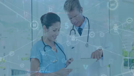 animación de iconos conectados, números, letras, símbolos sobre diversos médicos que discuten los informes.