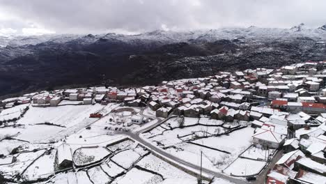 Pueblo-Con-Vistas-Aéreas-De-Montañas-Cubiertas-De-Nieve