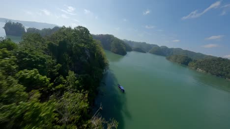 Spektakulärer-Drohnenflug-Zwischen-Der-Bucht-Und-Den-Inseln-Des-Nationalparks-Los-Haitises-An-Sonnigen-Tagen