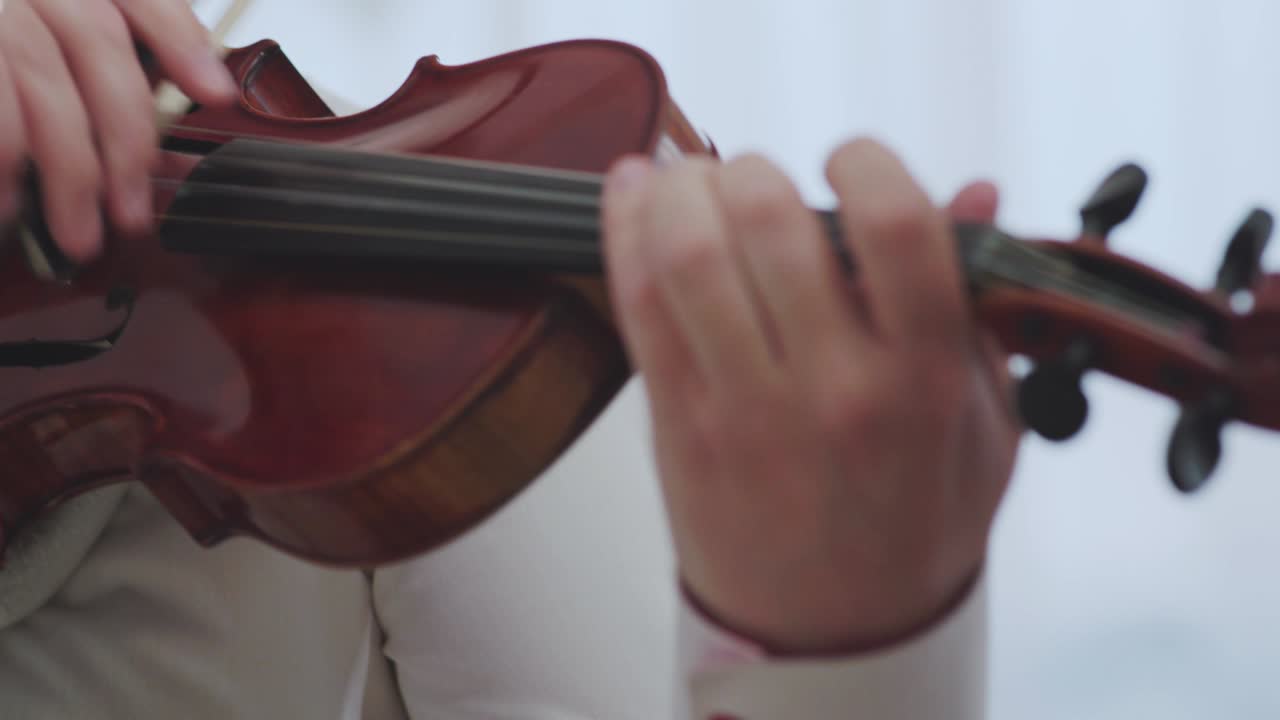 violín instrumento musical violinista mano. músico clásico orquesta tocando música