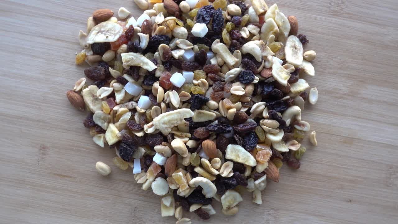 건조한 견과류 배경 회전