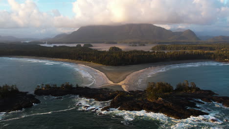 Vista-Aérea-Panorámica-Escénica-De-La-Playa-De-Chesterman-En-Tofino,-Columbia-Británica