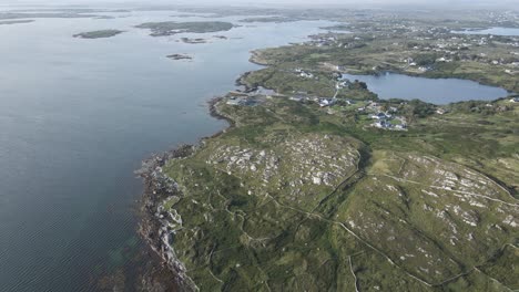 Vista-Aérea-Escénica-Del-Paisaje-Costero-Y-El-Mar-Azul-Tranquilo-En-Connemara,-Irlanda