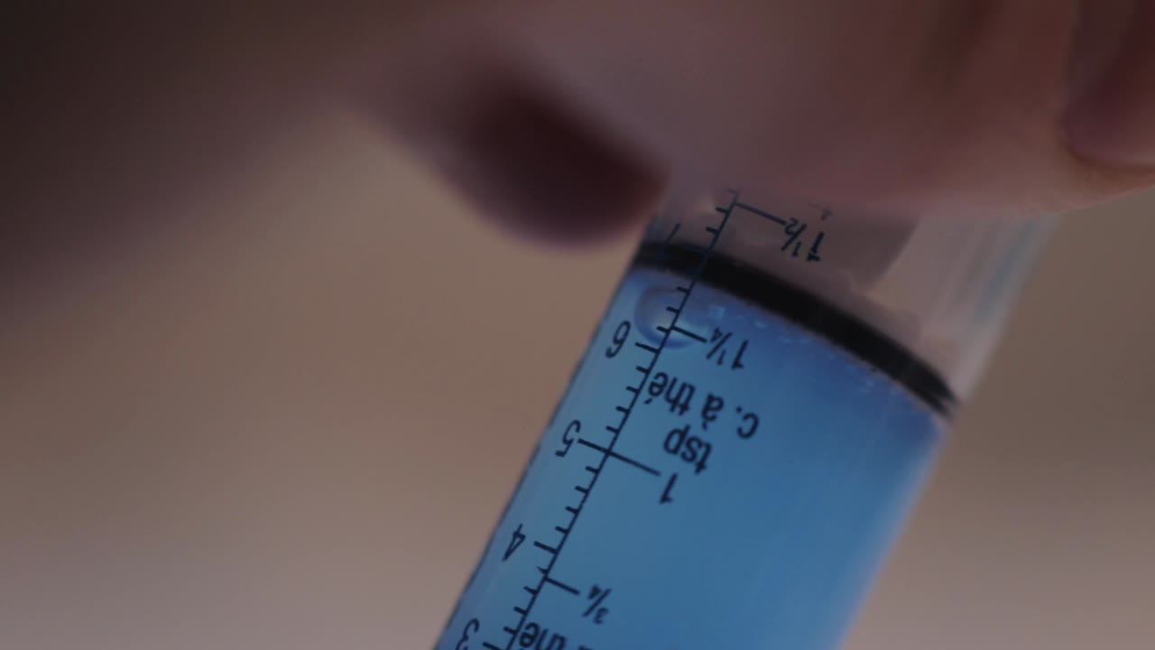 액체가 주사기로 빨려들어가는 중