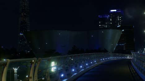 Parque-Urbano-De-La-Ciudad-Nocturna-Con-Arquitectura-Y-Edificios-Con-Puentes-Y-Luces-Al-Aire-Libre-En-La-Calle