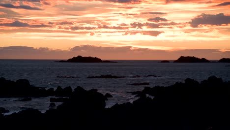 puesta de sol en la costa con un espectacular cielo naranja