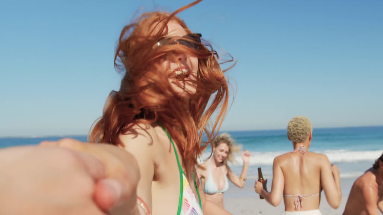 해변에서 춤추는 젊은 성인 친구들 4k