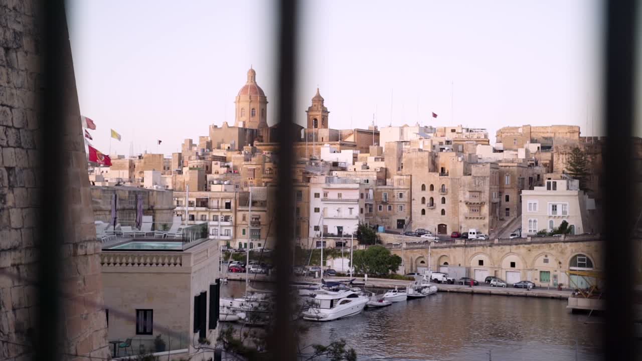 el puerto de las tres ciudades y los edificios de birgu cerca de valletta, malta