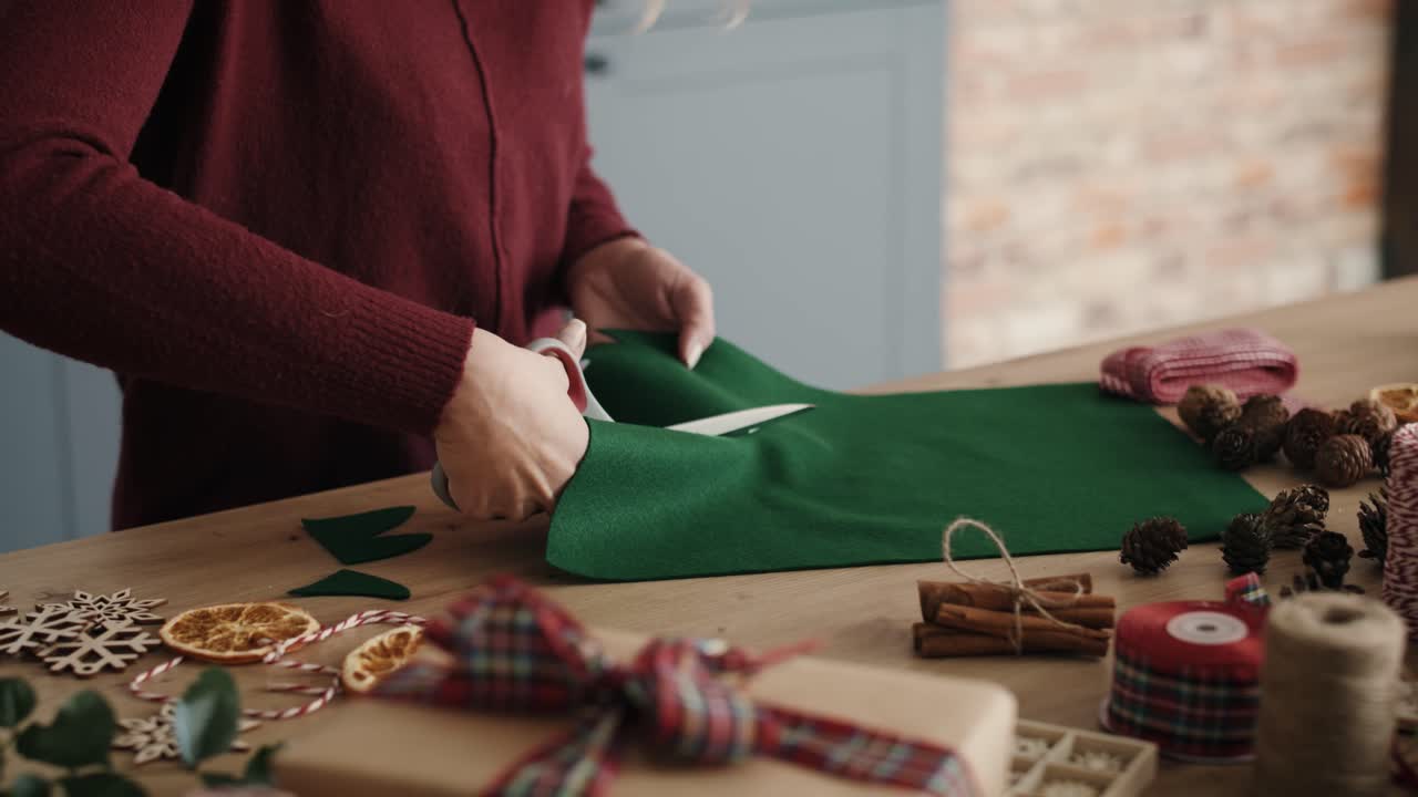 mujer rubia haciendo decoraciones de navidad