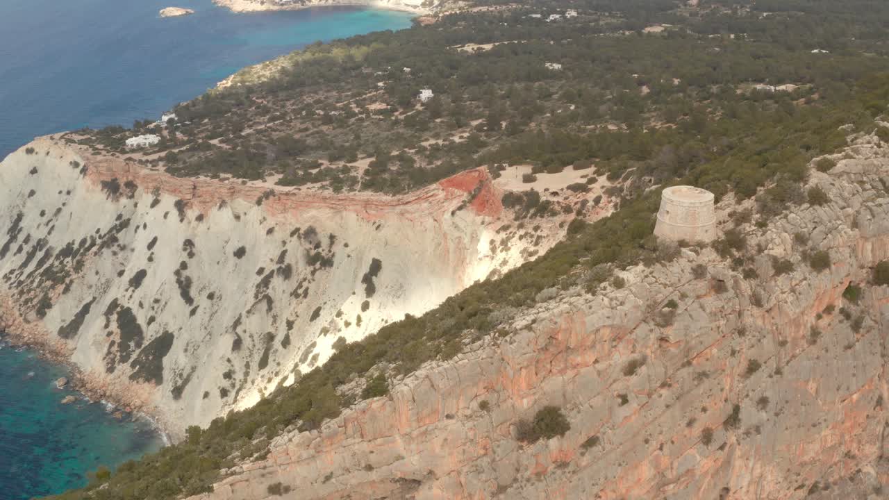 torre pirata de ibiza, vista aérea sobre la antigua torre de vigilancia con la isla de ibiza al fondo
