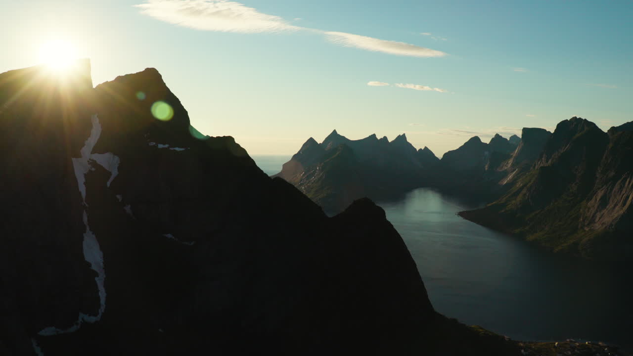 lofoten reinebringen noruega al atardecer de verano