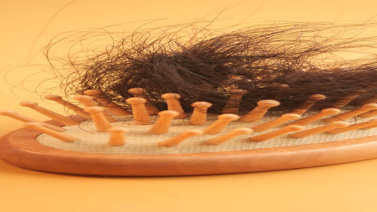 머리카락이 빠지는 헤어 브러시