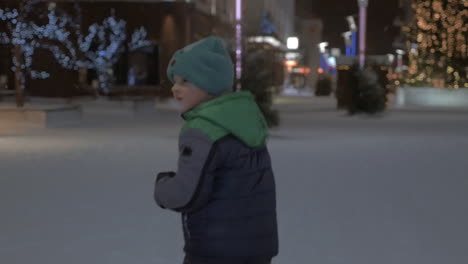 niño corriendo al aire libre durante las vacaciones de navidad