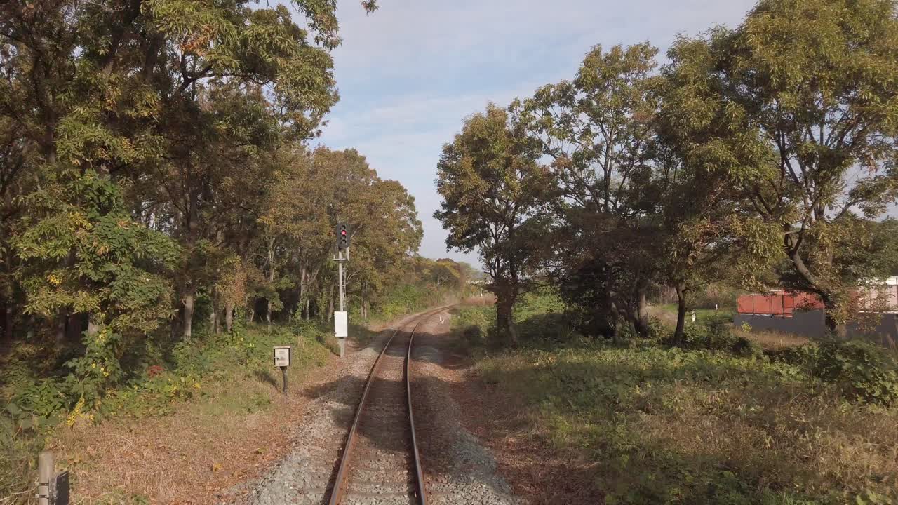 vista de la vía férrea mientras el tren en movimiento viaja rápido, la longitud de la vía férrea, el transporte público en tren de japón