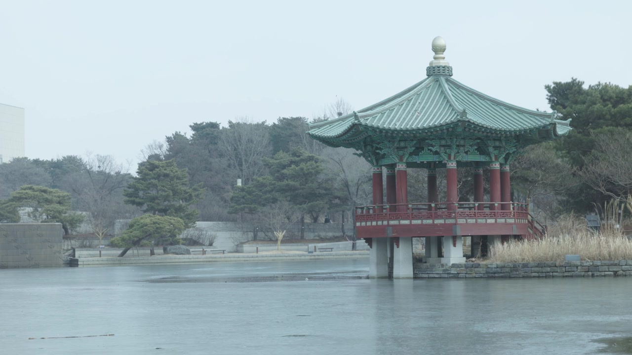 Il Padiglione Celadon, conosciuto localmente come Cheongjajeong, si trova accanto allo Stagno dello Specchio presso il Museo Nazionale della Corea a Seoul, Corea del Sud