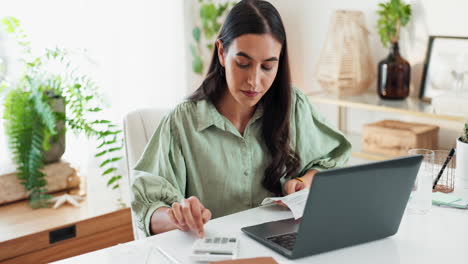 mujer pagando cuentas en casa