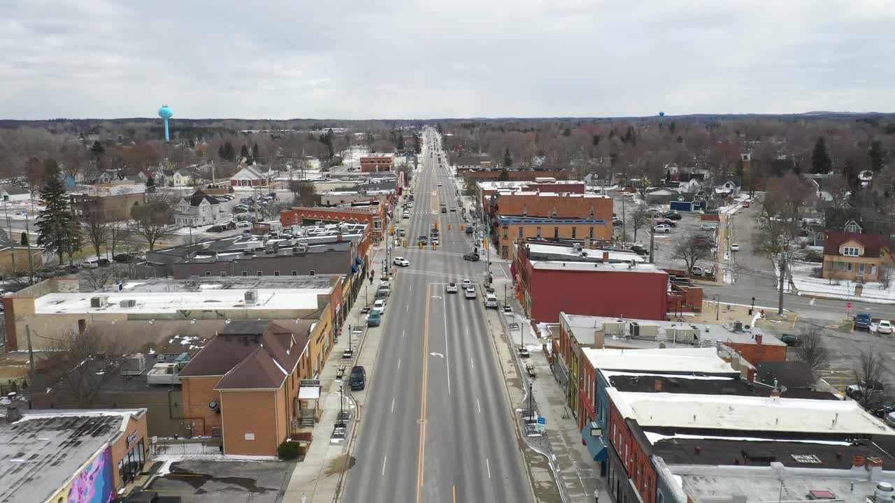 oxford, video de drones del centro de michigan avanzando