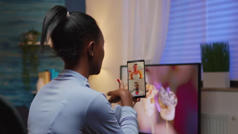 Mujer-Negra-Empresaria-Remota-Teniendo-Videoconferencia-Con-Amigos