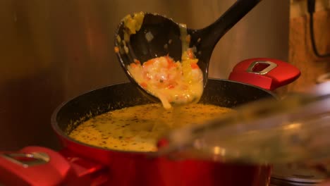 sopa de mariscos irlandesa deliciosamente cocinada con gambas atlánticas salvajes en una olla roja - primer plano