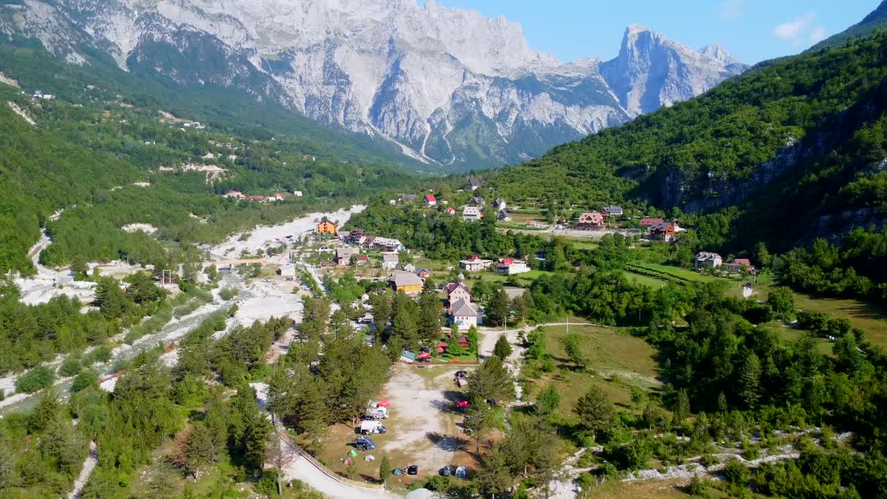 Malebná vesnice v horském údolí