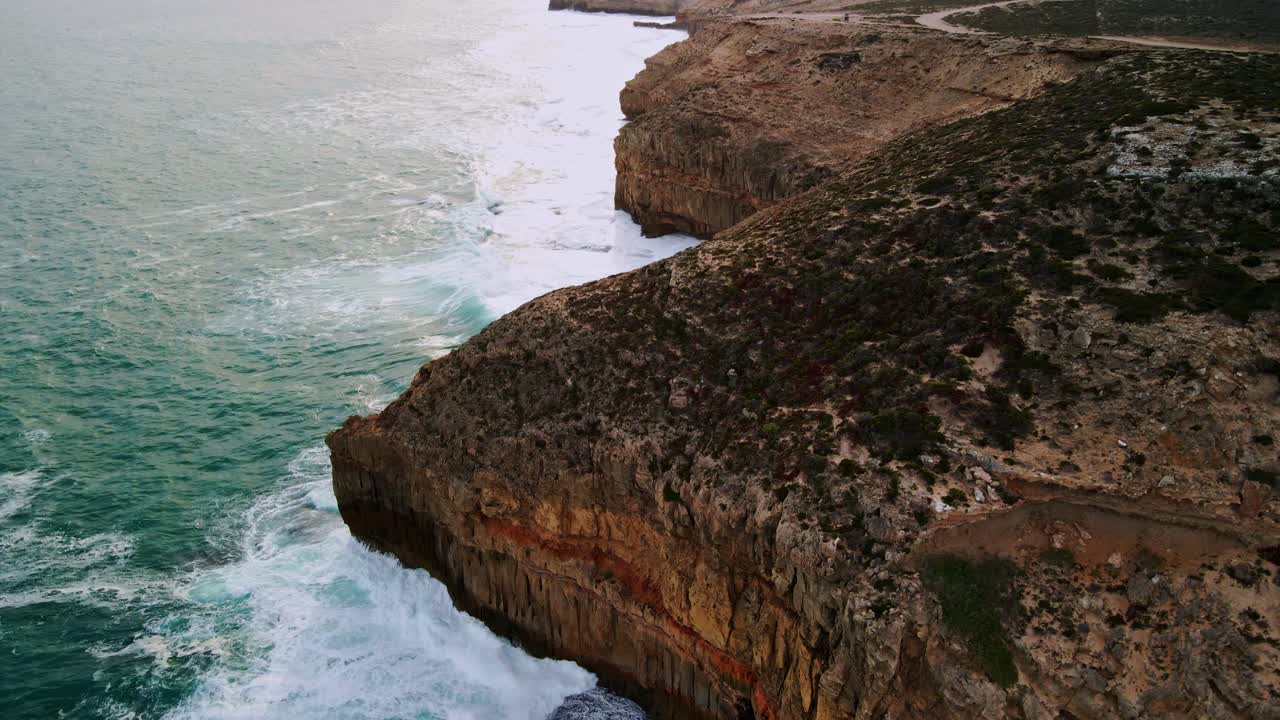 vista aérea del atardecer de los acantilados costeros de elliston y las olas salvajes del océano, península de eyre, australia del sur