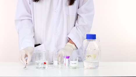 demostrando el cambio de color en una reacción química