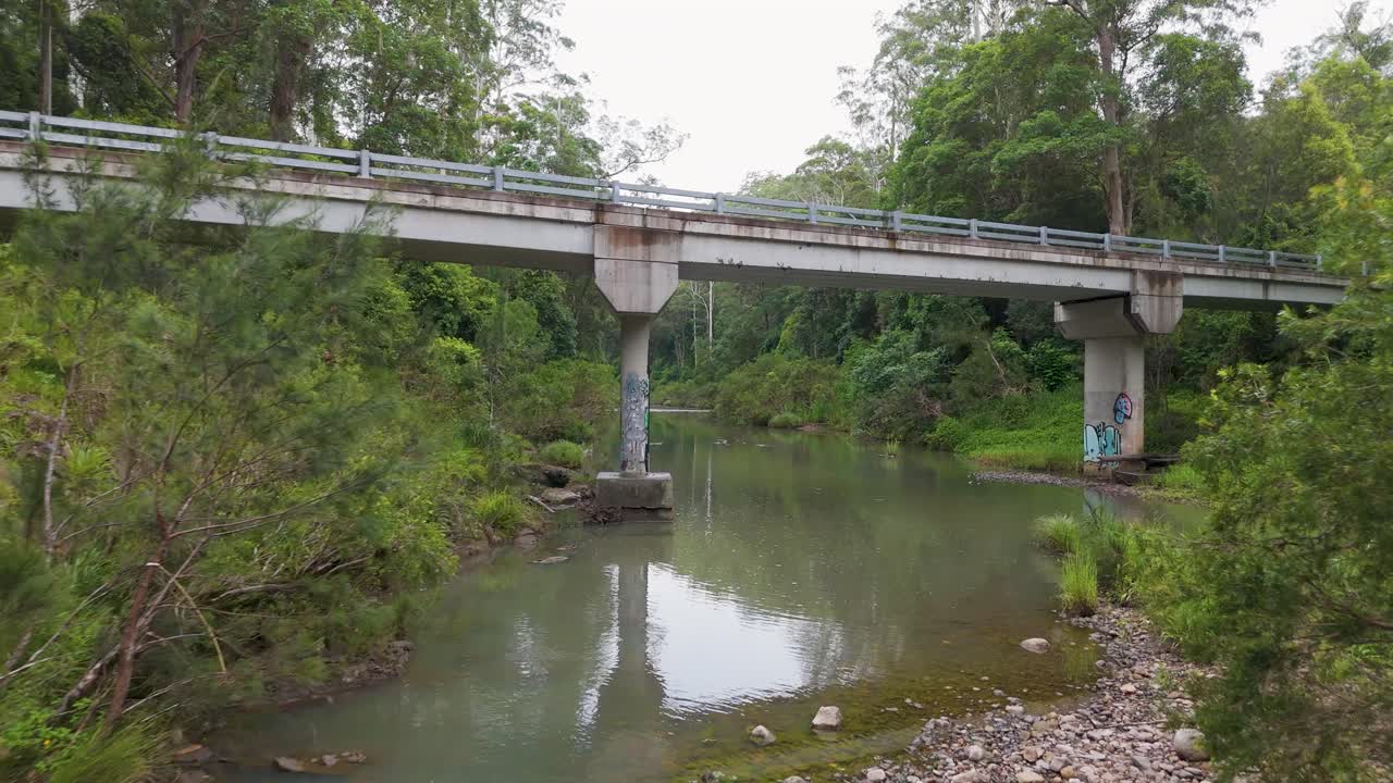 하천, 다리, 숲 의 경치