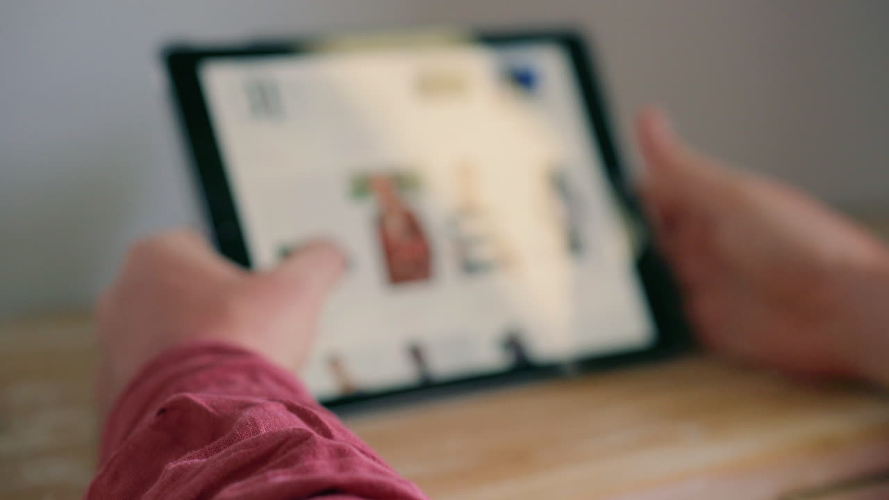 persona navegando por la tienda de ropa en línea en una tableta