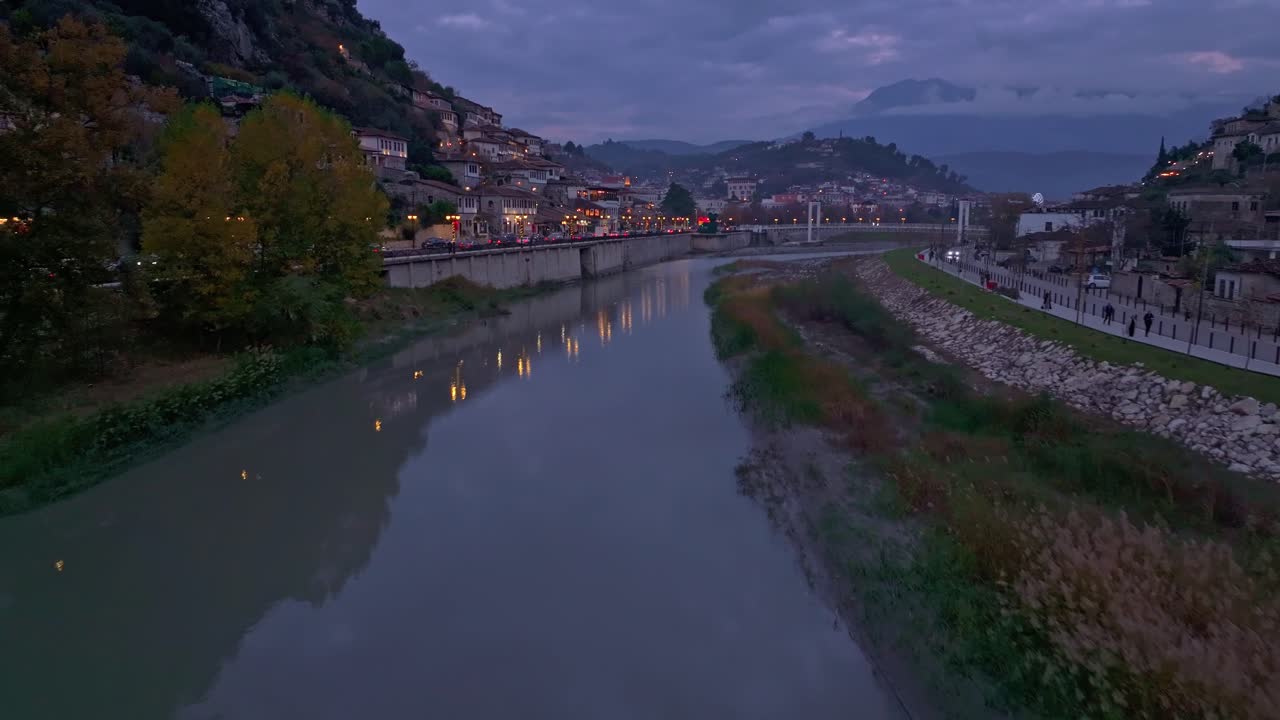 Scatto con drone del paesaggio urbano di Berat con architettura storica al crepuscolo